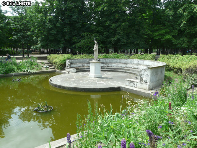 Bassin et amphithÃ©Ã¢tre au jardin des tuileries