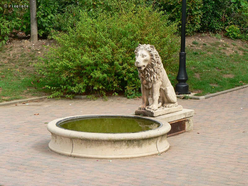 Fontaine avec lion