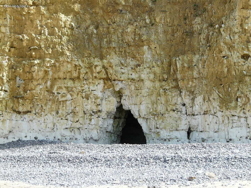 Grotte dans la falaise calcaire