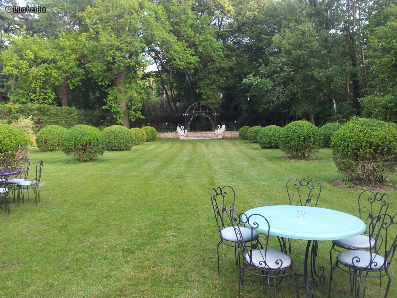 Jardin classique avec gloriette et topiaires