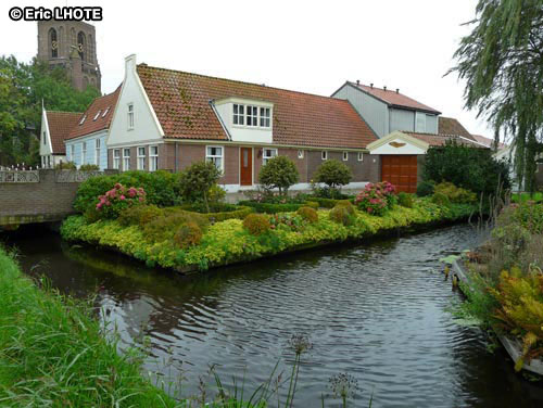 Maison et jardin au bord de l'eau