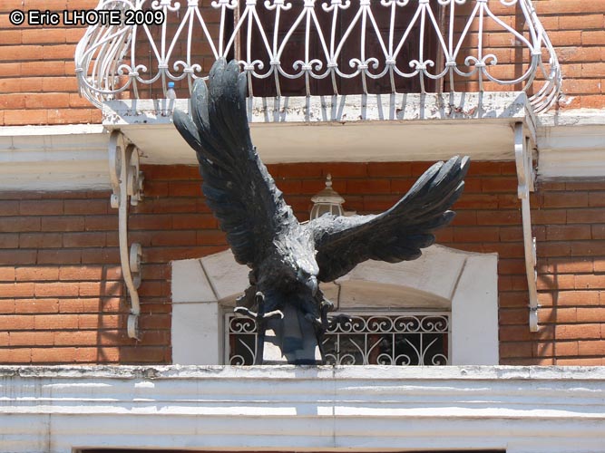 Statue d'aigle