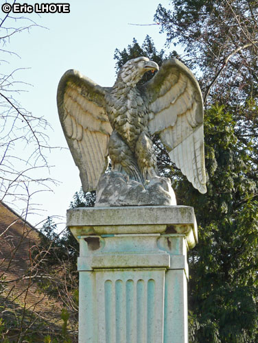 Statue d'aigle