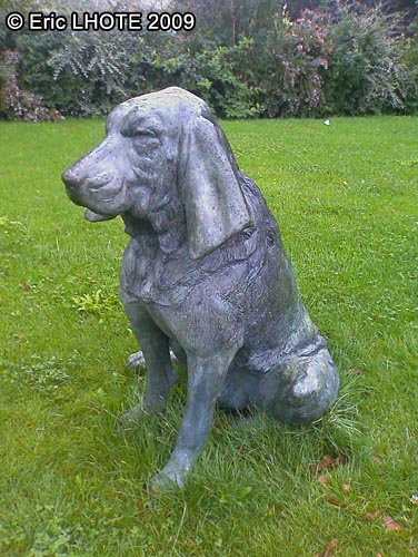 Statue de chien en fonte