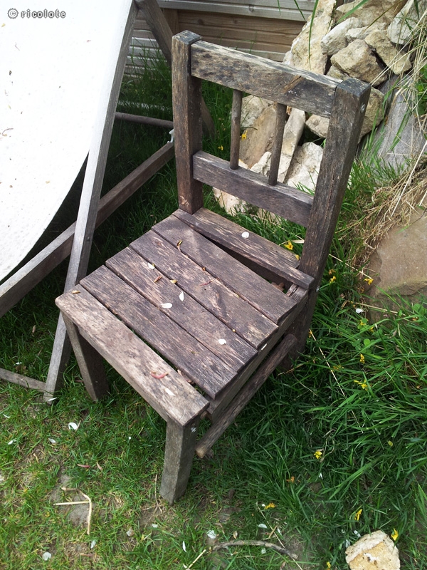 Vieille chaise en bois cassÃ©e