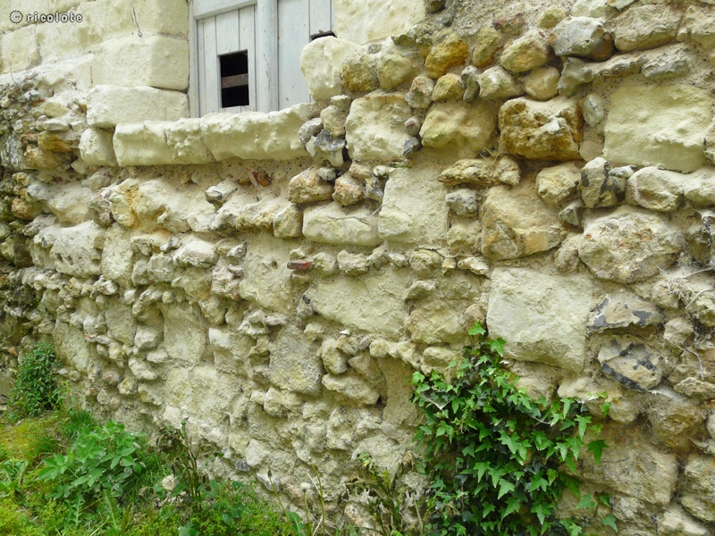 Vieux mur en calcaire Ã©rodÃ©