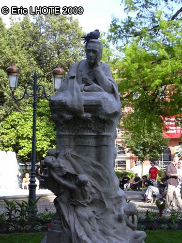 Statue et pigeon