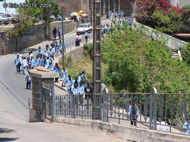 Ã©coliers malgaches en blouse bleue